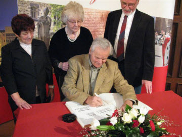 Walter Knebel tr�gt sich in das Goldene Buch der Stadt Merseburg ein